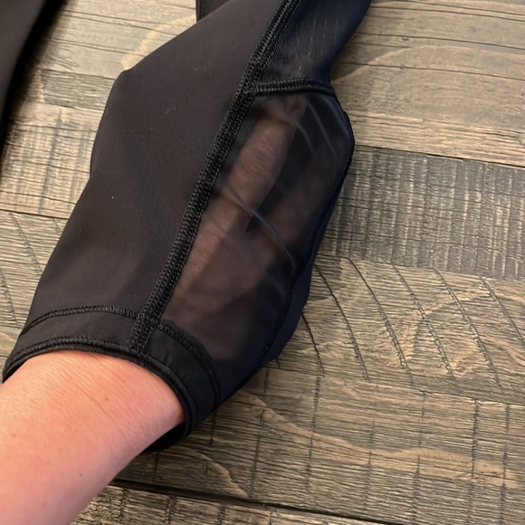 Lululemon high waisted with mesh sides cropped leggings - Picture 6 of 6